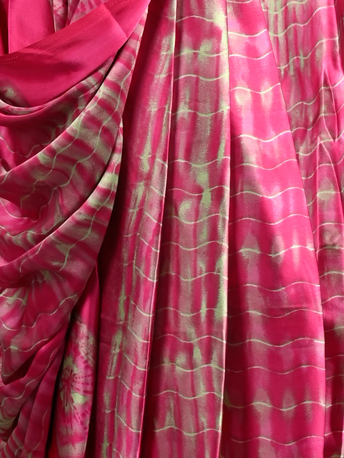Odette Women Pink Satin Crepe Geometric Print Saree With Unstitched Blouse - Image 4
