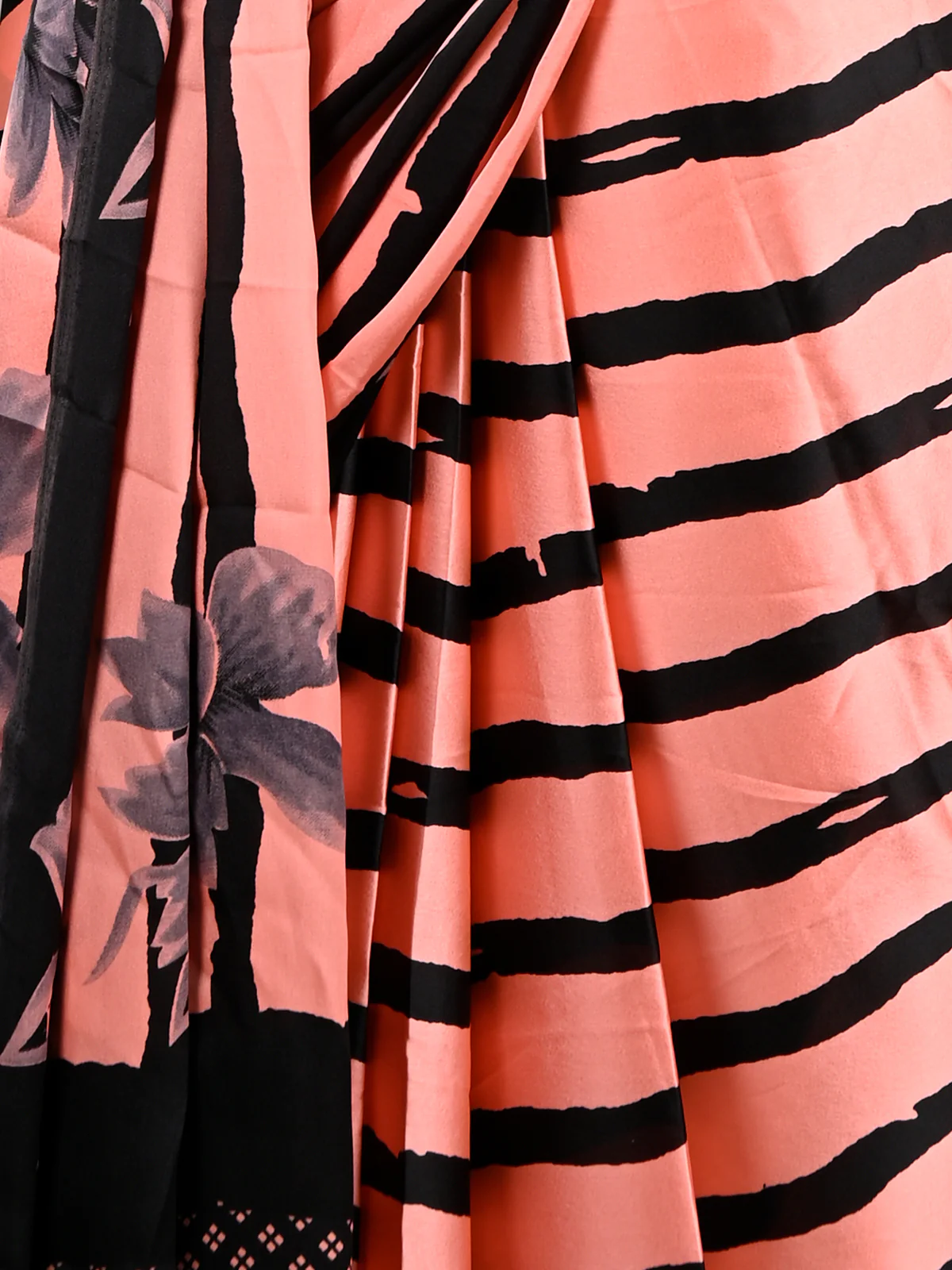 Odette Women Peach Satin Crepe Stripes Saree With Unstitched Blouse - Image 4