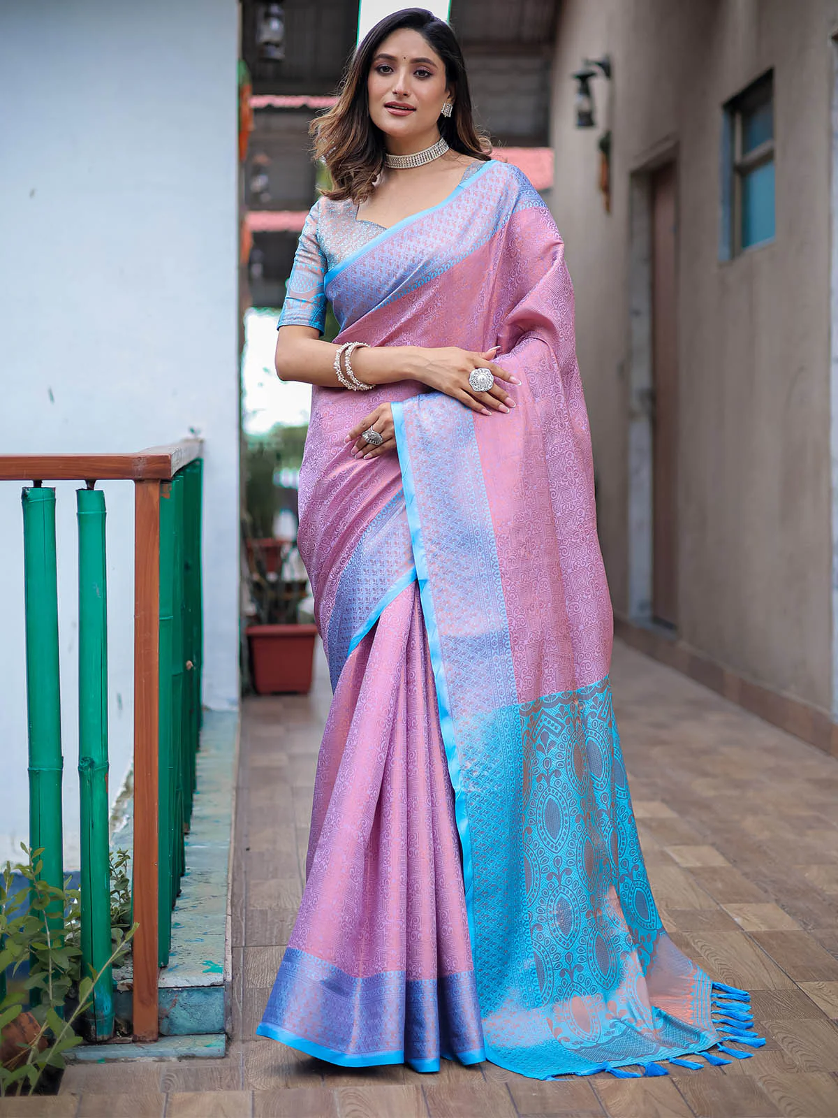 Odette Women Pink Silk Blend Woven Saree With Unstitched Blouse - Image 2