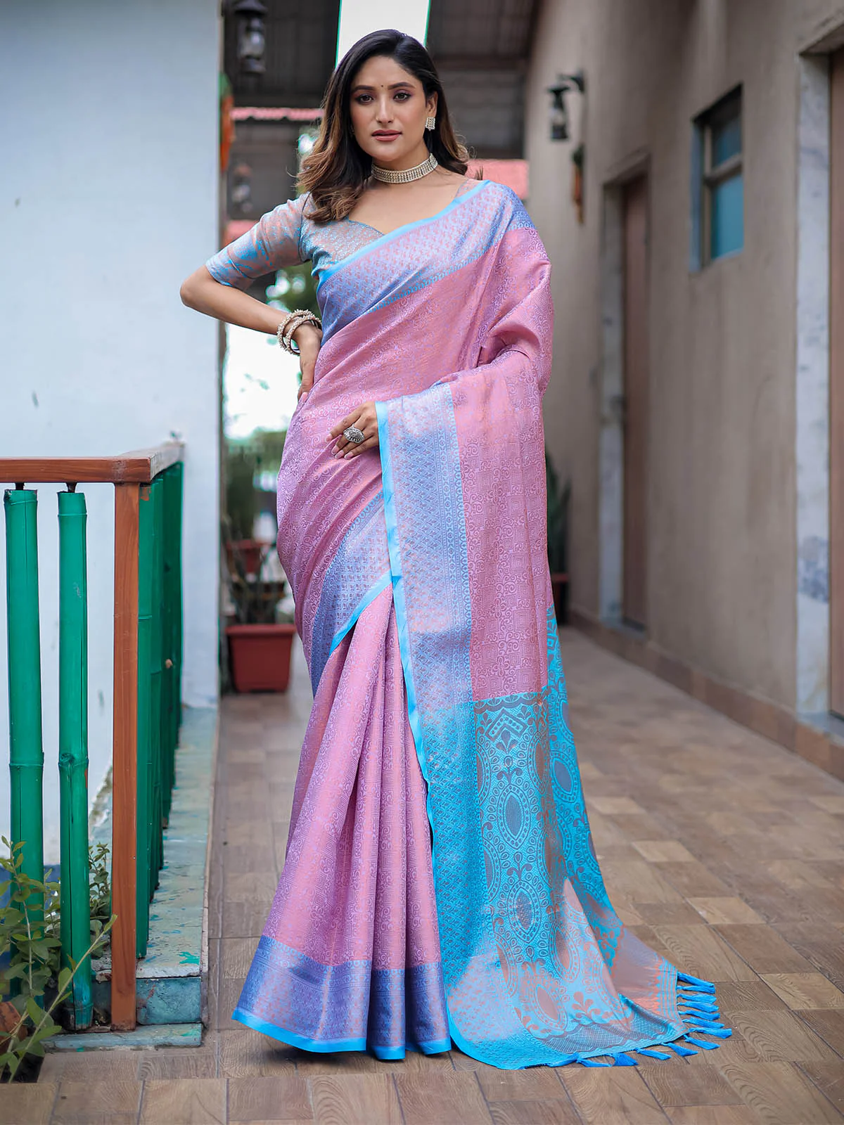 Odette Women Pink Silk Blend Woven Saree With Unstitched Blouse - Image 3