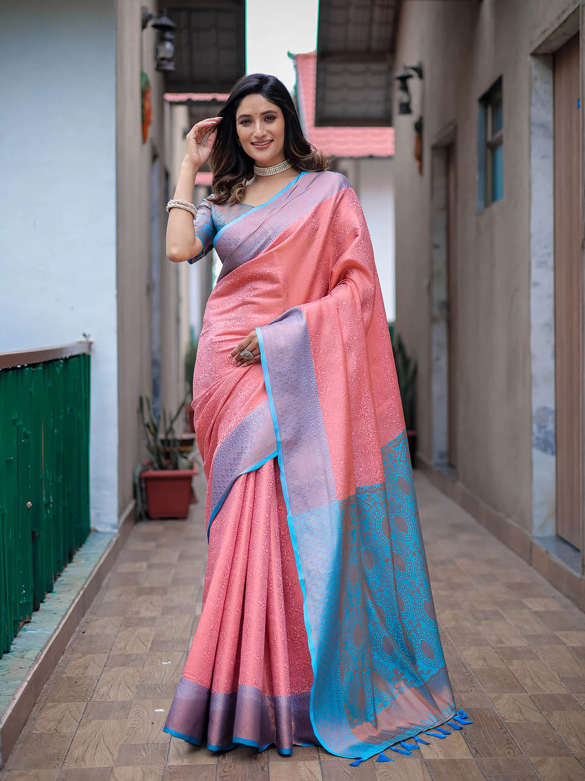 Odette Women Pink Silk Blend Woven Saree With Unstitched Blouse - Image 2