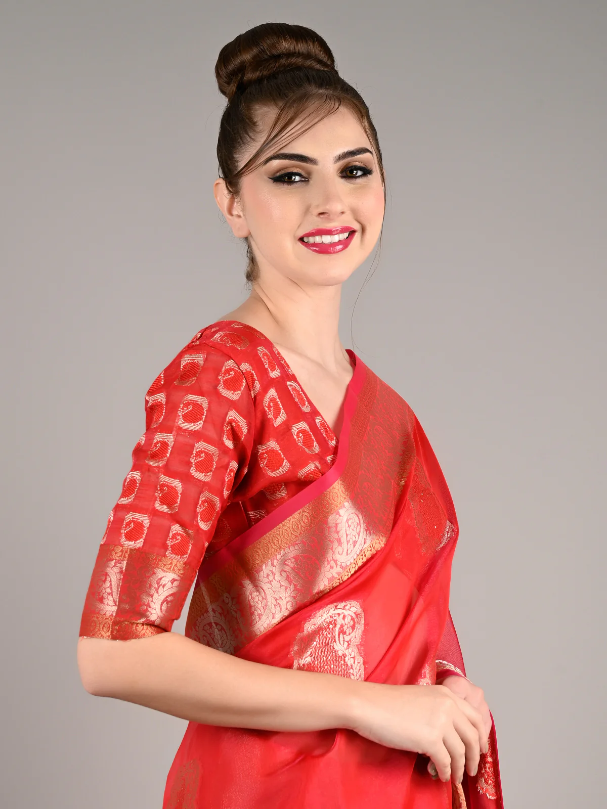 Odette Women Red Organza Woven Saree With Unstitched Blouse - Image 2