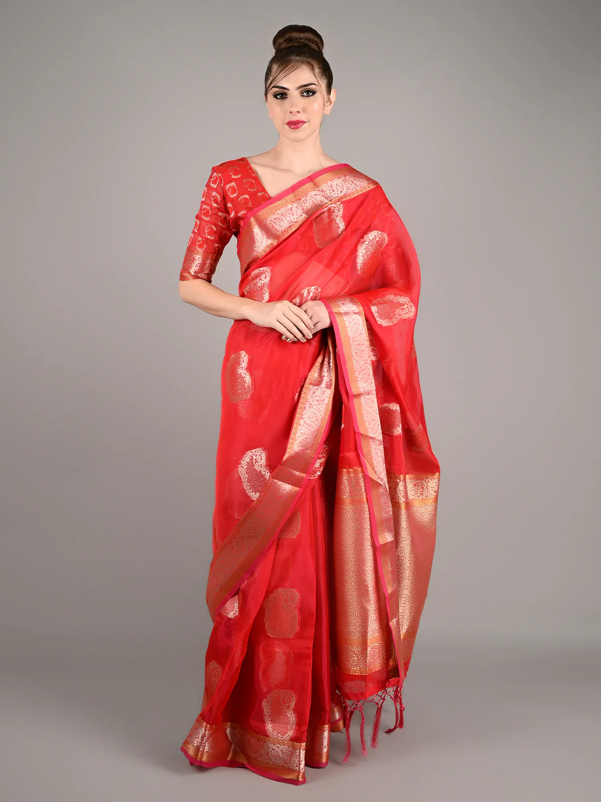 Odette Women Red Organza Woven Saree With Unstitched Blouse - Image 4