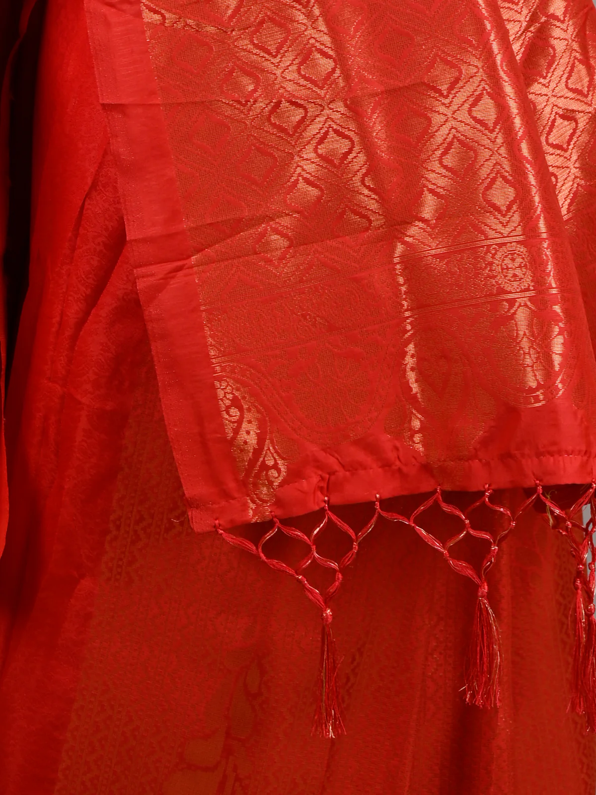 Odette Women Red Silk Blend Woven Saree With Unstitched Blouse - Image 4