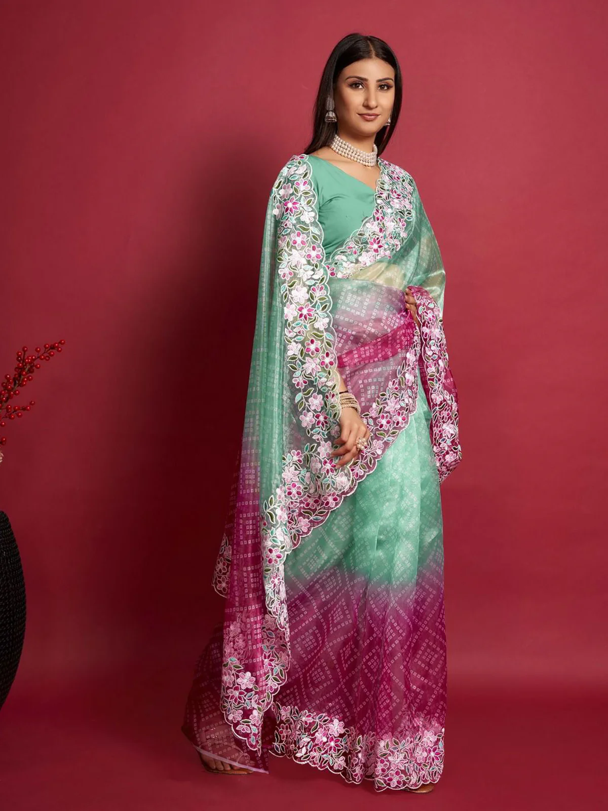 Odette Women Sea Green And Pink Organza Saree With Unstitched Blouse - Image 4