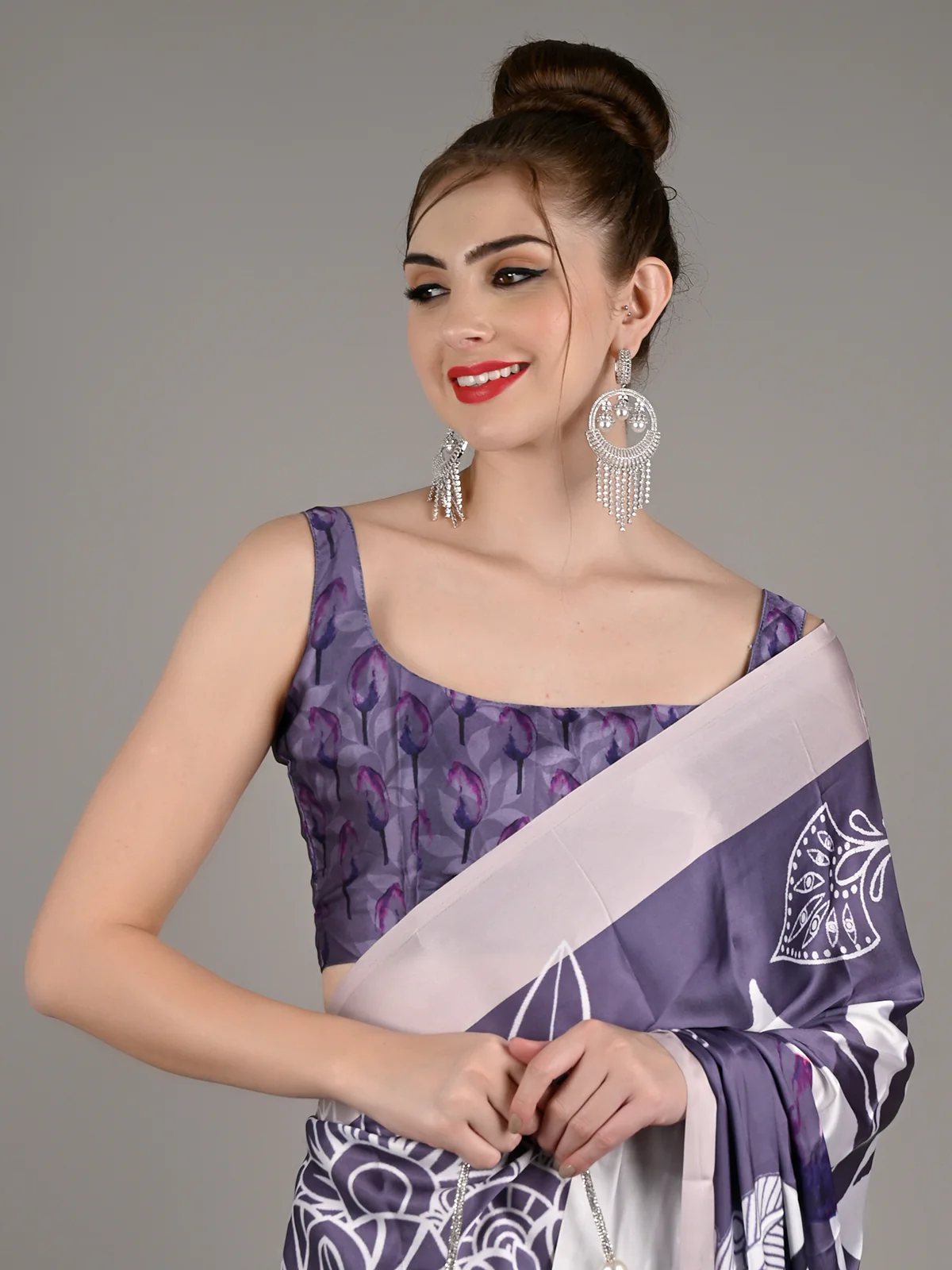 Odette Women Blue Satin Crepe Printed Saree With Unstitched Blouse - Image 3