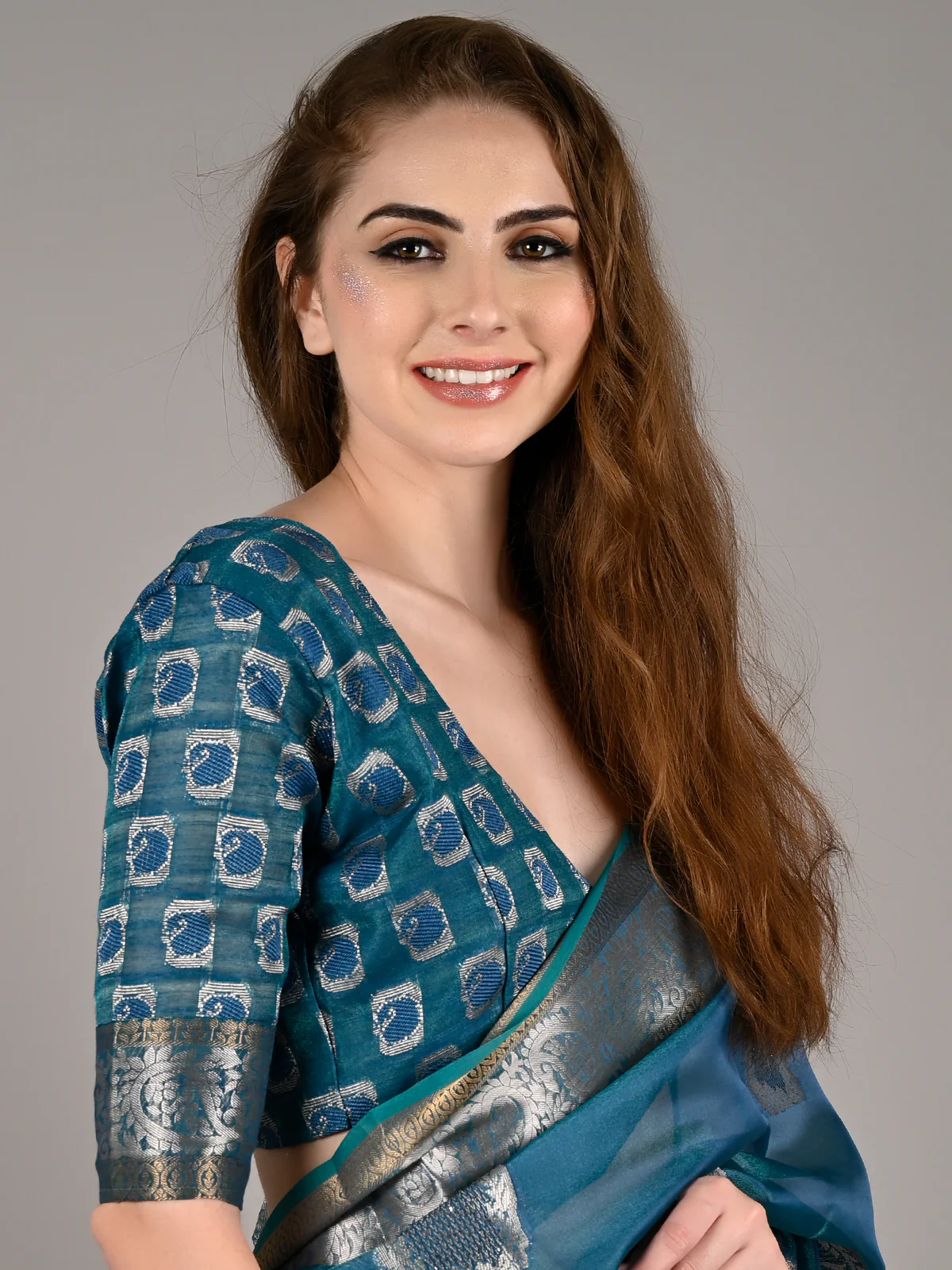 Odette Women Teal Organza Woven Saree With Unstitched Blouse - Image 3