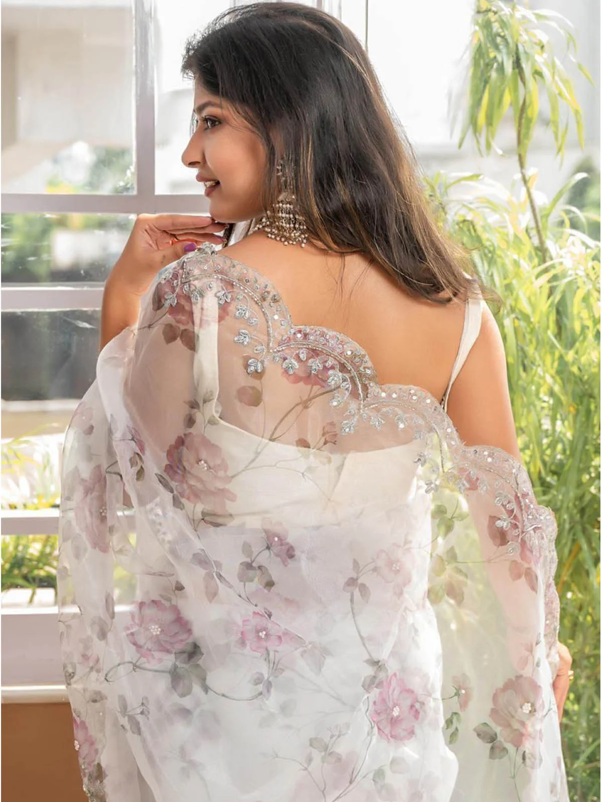 Odette Women White Organza Floral Print Saree With Unstitched Blouse - Image 5