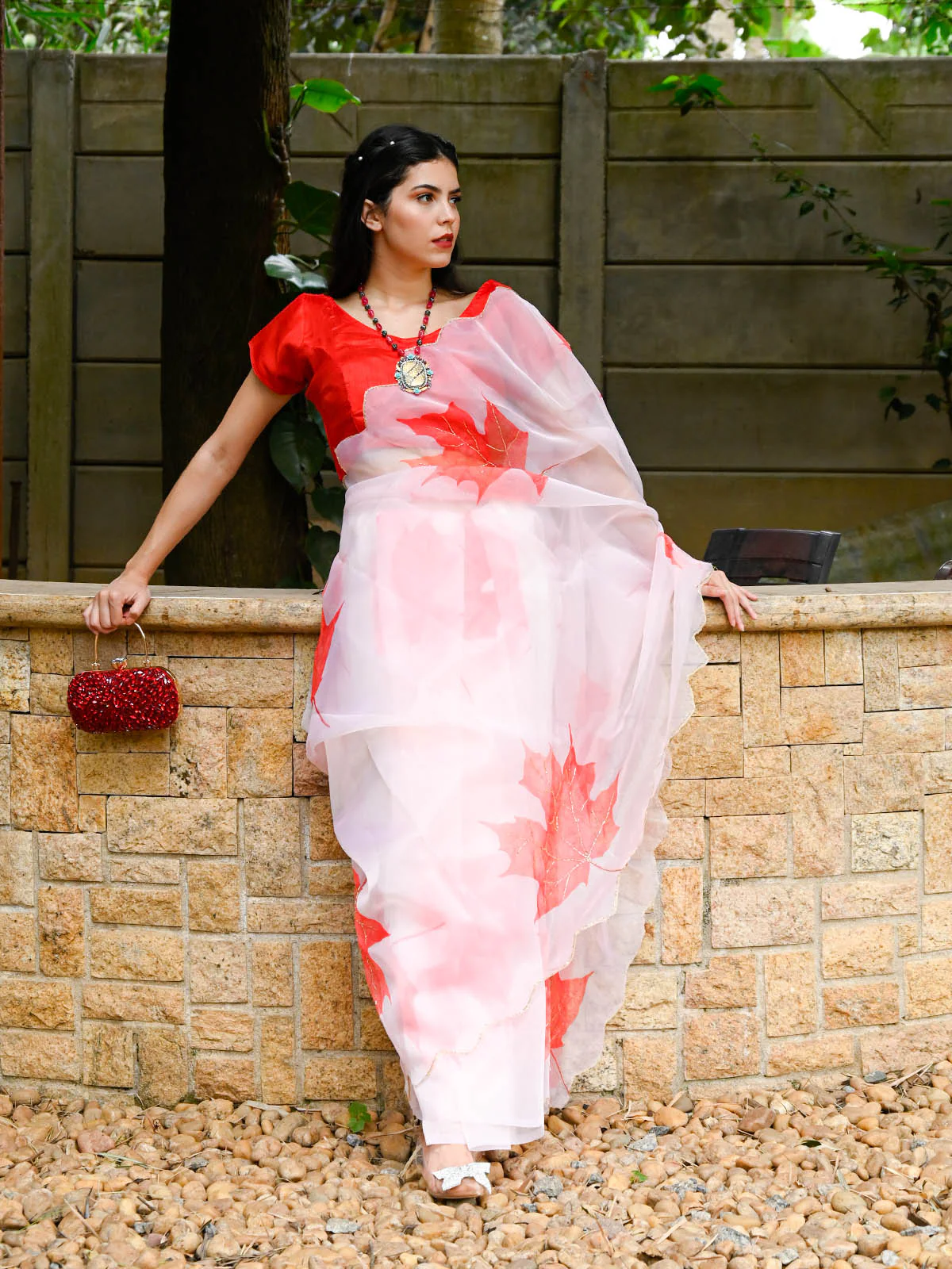 Odette Women White Organza Leaf Print Saree With Unstitched Blouse - Image 2