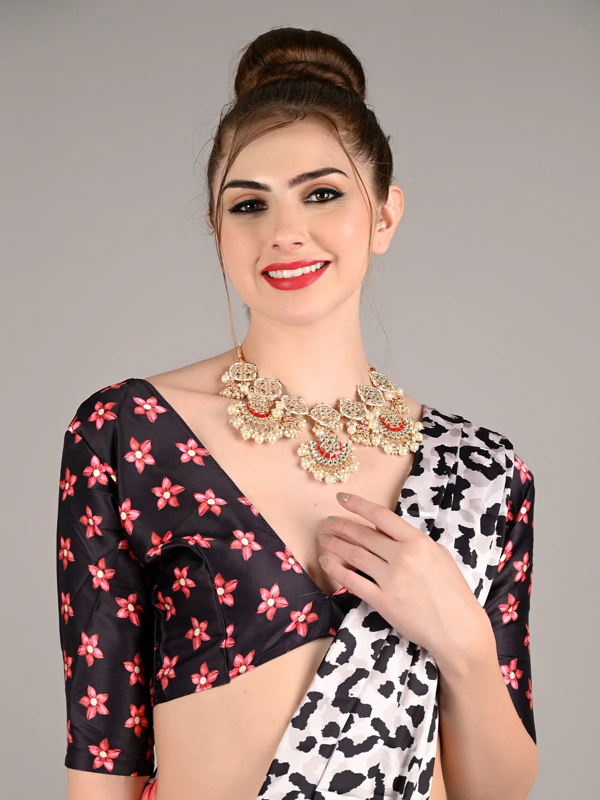 Odette Women White Satin Crepe Printed Saree With Unstitched Blouse - Image 3