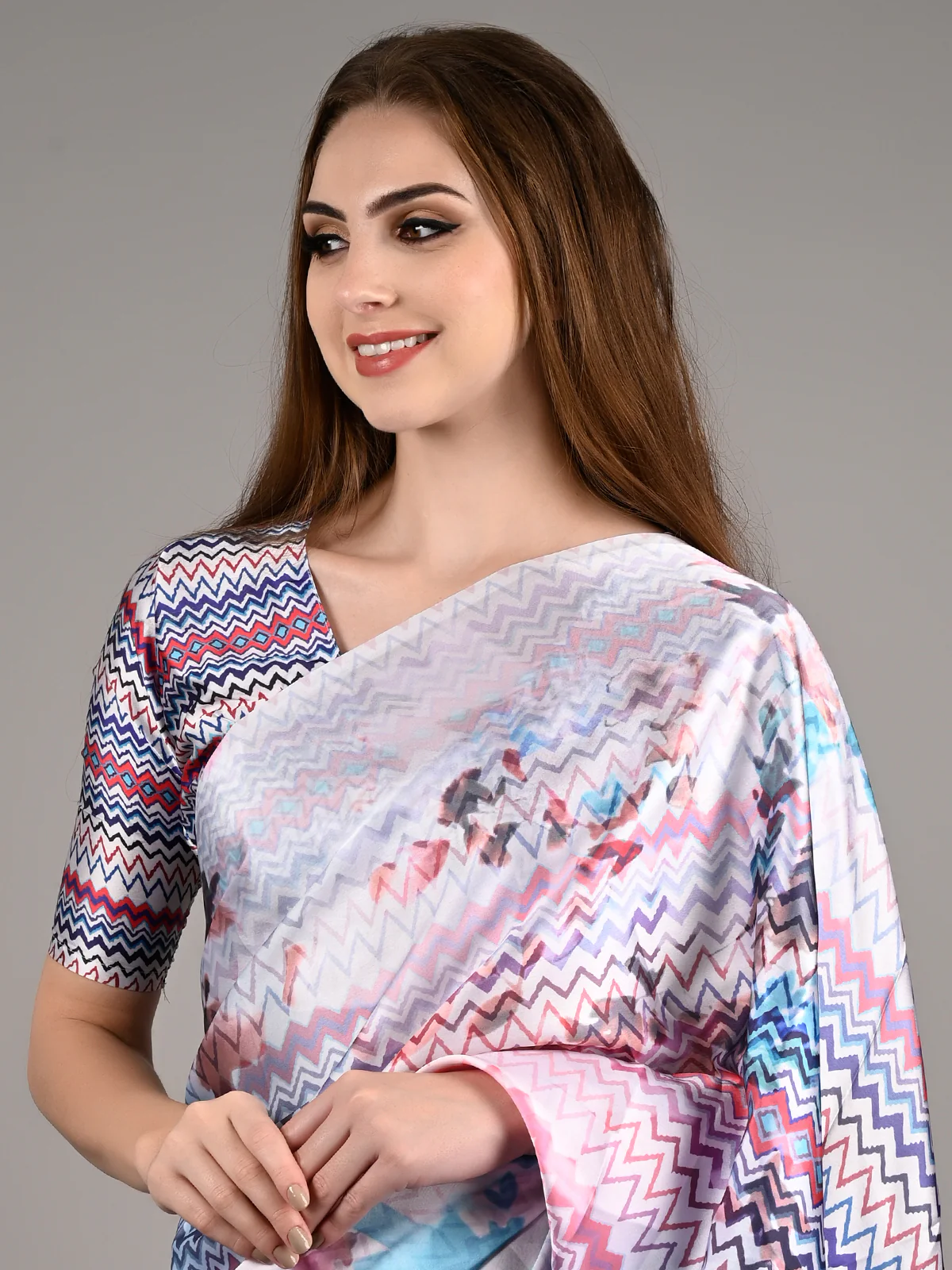 Odette Women White Silk Blend Digital Floral Print Saree With Unstitched Blouse - Image 3
