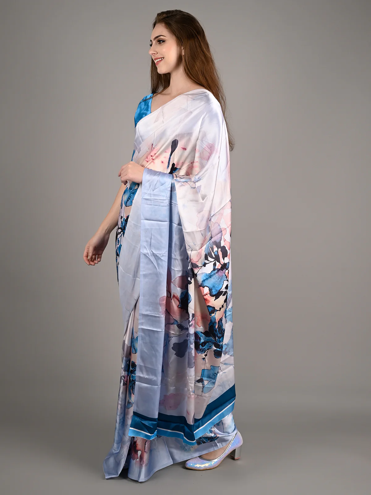 Odette Women White Silk Blend Digital Floral Print Saree With Unstitched Blouse - Image 2
