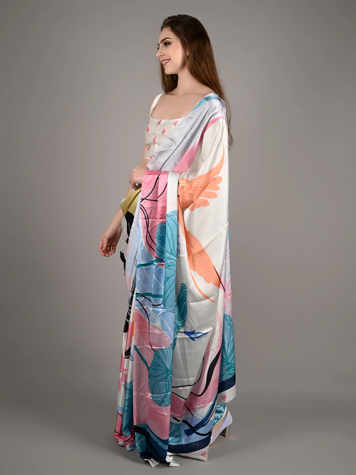 Odette Women White Soft Crepe Digital Floral Print Saree With Unstitched Blouse - Image 2