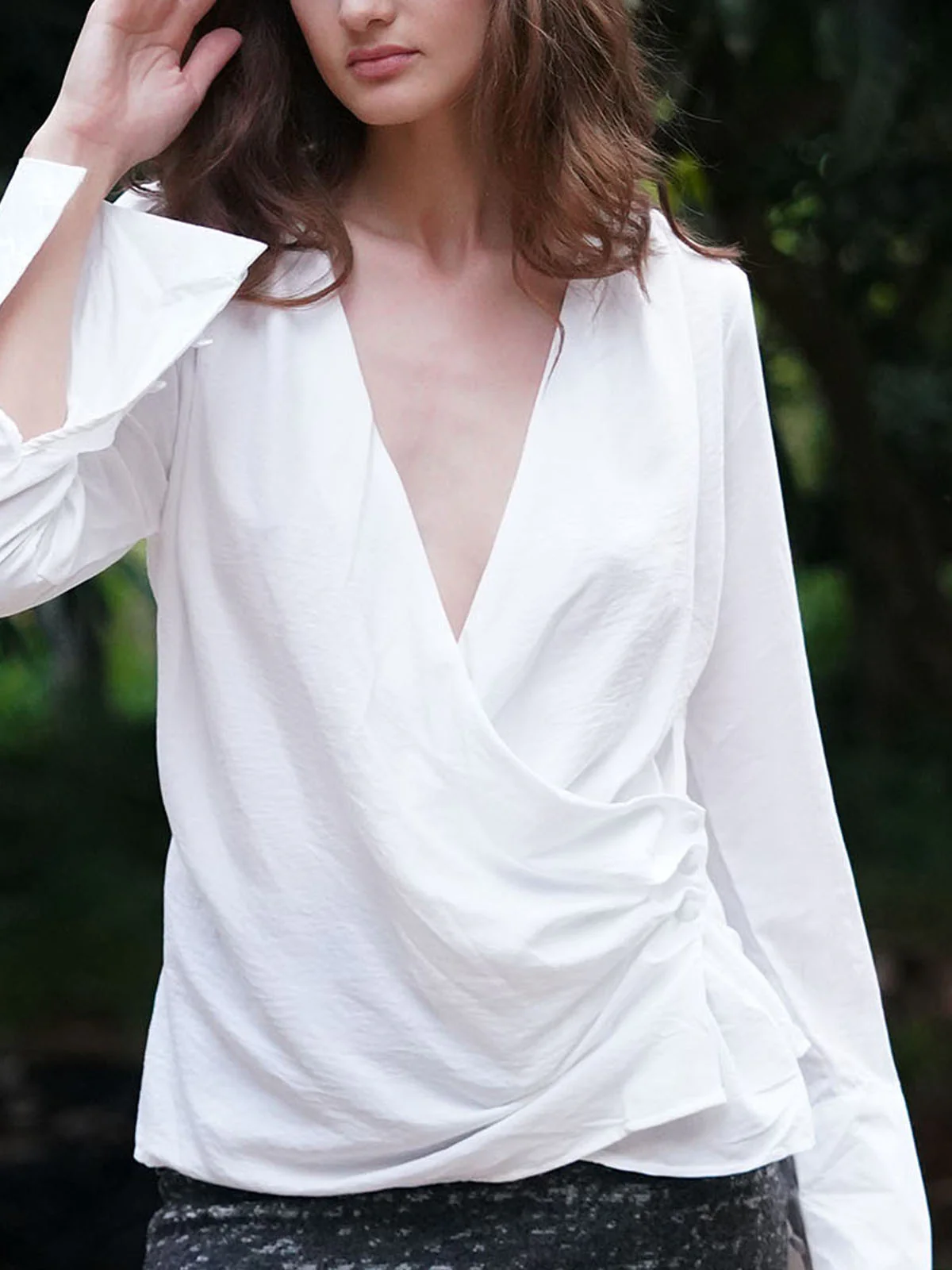 Odette White Solid Peached Cotton Stitched Shirt For Women - Image 4