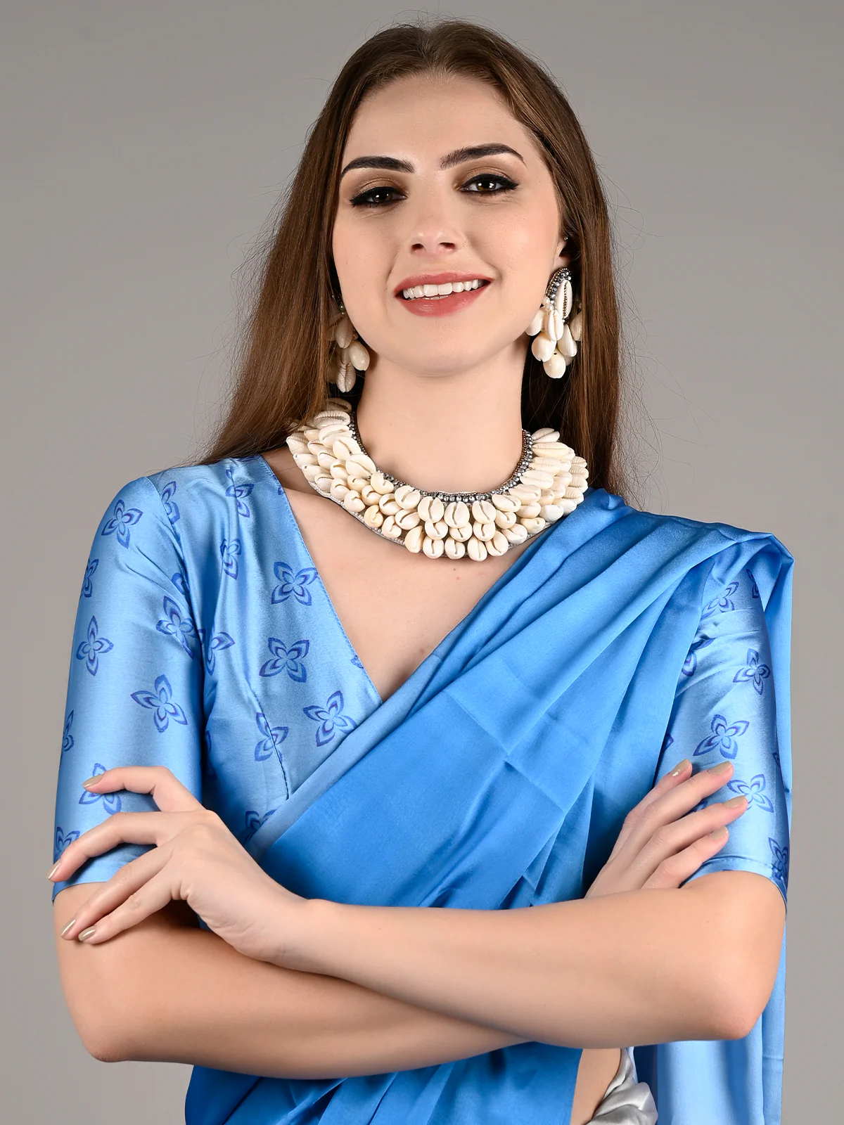 Odette Women Yellow And Blue Satin Crepe Printed Saree With Unstitched Blouse - Image 3