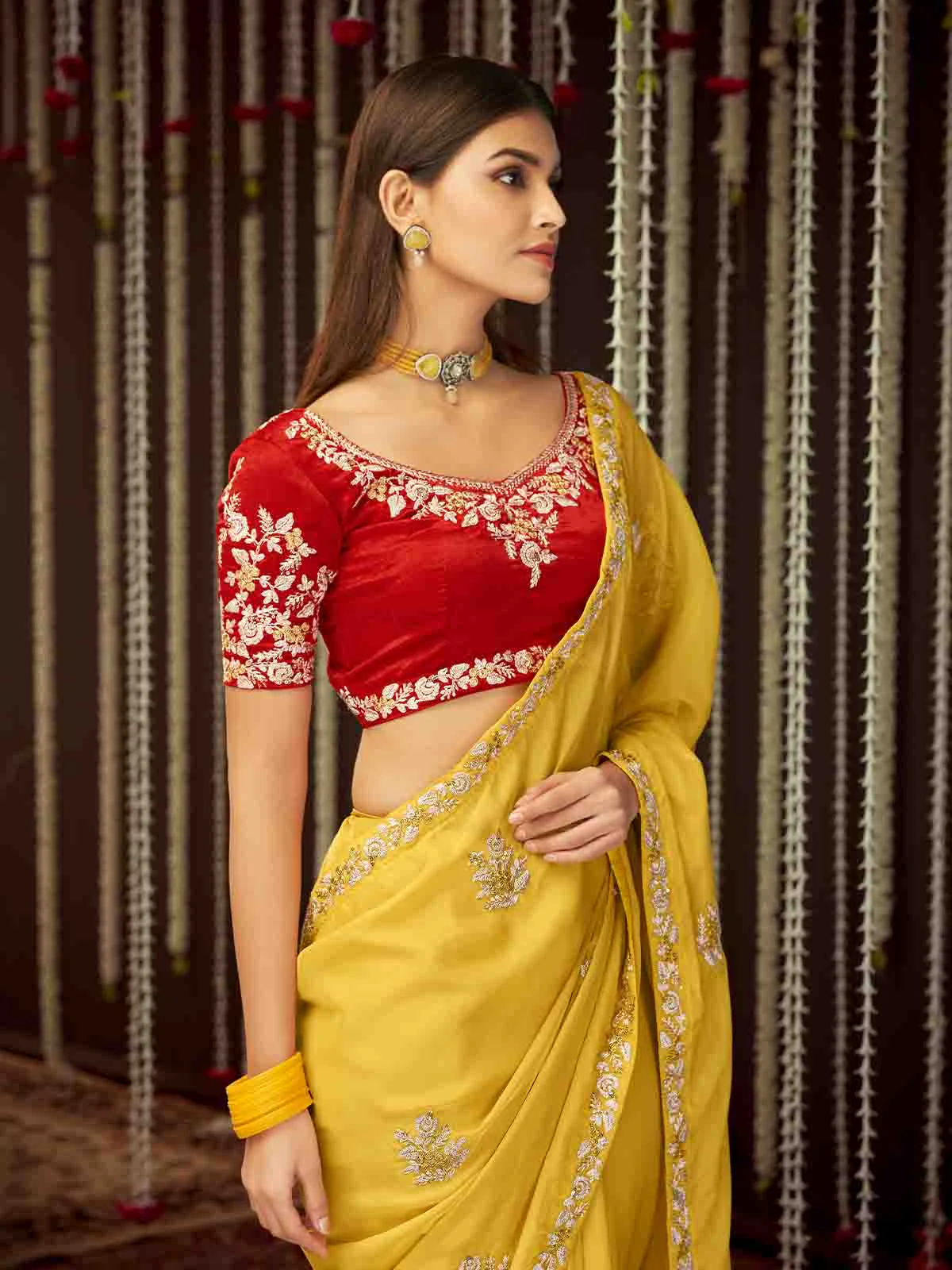 Odette Women Yellow Organza Embroidered Saree With Unstitched Blouse - Image 3