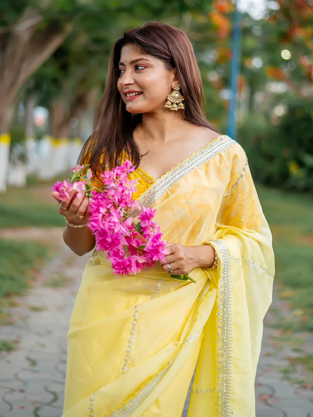 Odette Women Yellow Organza Embroidered Saree With Unstitched Blouse - Image 2