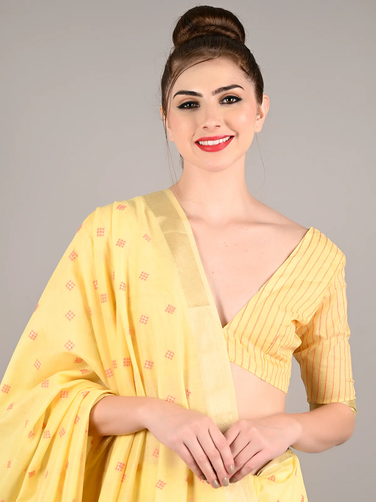 Odette Women Yellow Viscose Woven Saree With Unstitched Blouse - Image 3